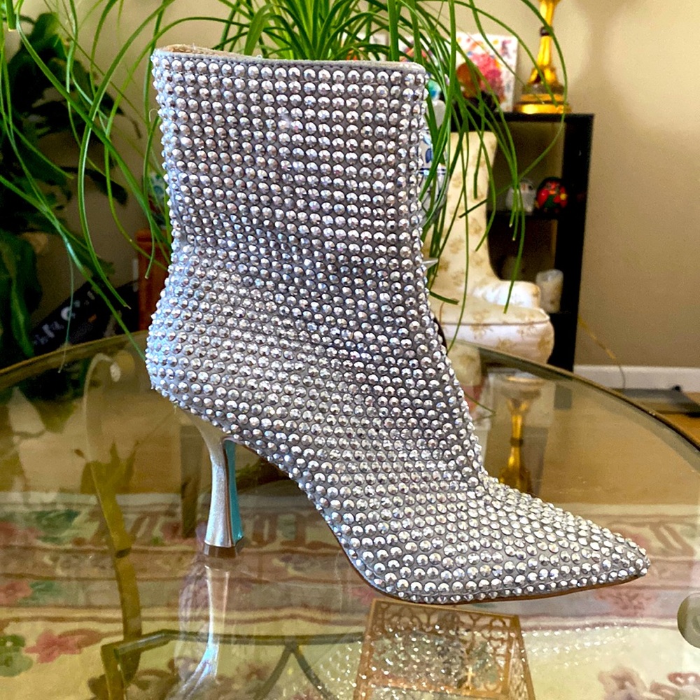 Betsy Johnson gorgeous Size 6 Stunning Ankle boots with Tiffany blue bottom